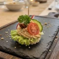 Humusz és Pekán vegán mini szendvics humusszal, pekándióval, szezámmaggal és friss zöldségekkel
