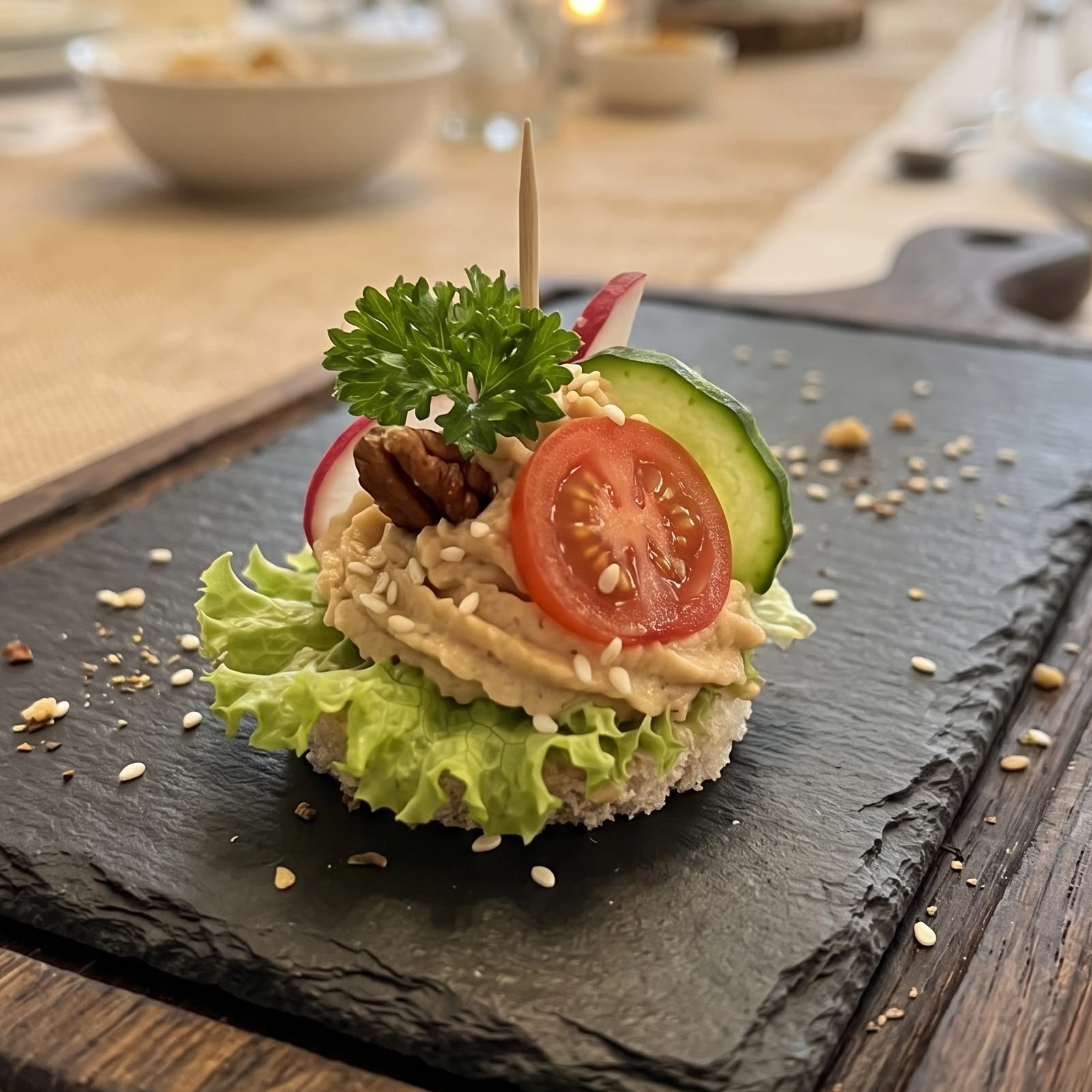 Humusz és Pekán vegán mini szendvics humusszal, pekándióval, szezámmaggal és friss zöldségekkel